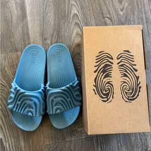 CROCS Blue Textured Slippers